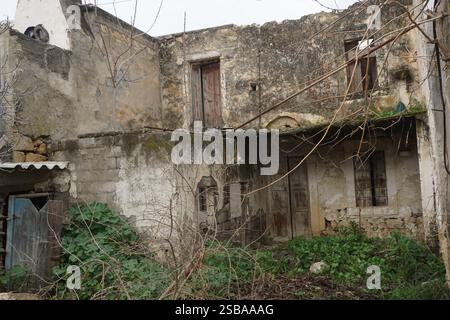 De vieilles maisons délabrées à Plora, se trouvent là en ruines avec des portes verrouillées gardant les souvenirs des temps passés en Crète Banque D'Images