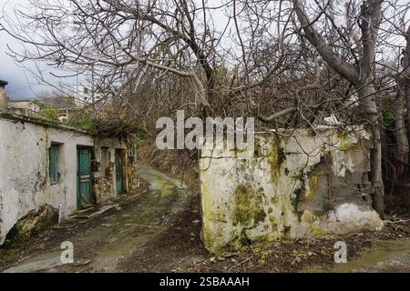 De vieilles maisons délabrées à Plora, se trouvent là en ruines avec des portes verrouillées gardant les souvenirs des temps passés en Crète Banque D'Images