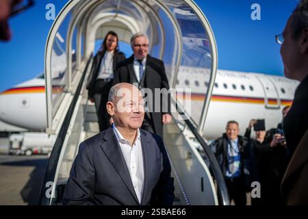 Londres, Royaume-Uni. 02 février 2025. Le chancelier allemand Olaf Scholz (SPD) arrive à l'aéroport de Londres dans un Airbus de l'armée de l'air. Scholz rencontre le premier ministre britannique dans sa résidence de campagne à Chequers. Les pourparlers devraient porter sur le renforcement des relations du Royaume-Uni avec l'Allemagne et l'Union européenne, la coopération entre les deux pays du G7 et l'OTAN, ainsi que le soutien à l'Ukraine dans sa lutte défensive contre la Russie. Vendredi marquait le cinquième anniversaire du départ du Royaume-Uni de l'UE. Crédit : Kay Nietfeld/dpa/Alamy Live News Banque D'Images
