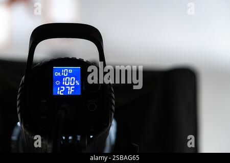 Gros plan d'un affichage numérique sur un équipement d'éclairage, montrant les réglages de canal et la température en degrés Fahrenheit. L'arrière-plan est flou, accentué Banque D'Images