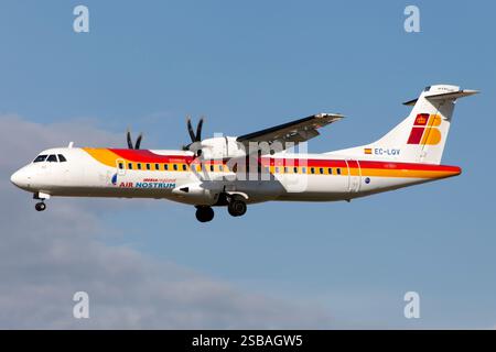 Barcelone, Espagne. 22 janvier 2025. Un ATR 72-600 Iberia Regional (Air Nostrum) atterrissant à l'aéroport de Barcelone El Prat en provenance de Melilla. Melilla est une enclave espagnole, une base militaire et un port franc sur la côte nord du Maroc. (Photo de Fabrizio Gandolfo/SOPA images/SIPA USA) crédit : SIPA USA/Alamy Live News Banque D'Images