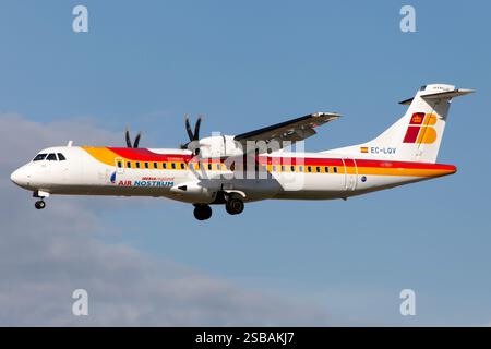 Barcelone, Espagne. 22 janvier 2025. Un ATR 72-600 Iberia Regional (Air Nostrum) atterrissant à l'aéroport de Barcelone El Prat en provenance de Melilla. Melilla est une enclave espagnole, une base militaire et un port franc sur la côte nord du Maroc. (Crédit image : © Fabrizio Gandolfo/SOPA images via ZUMA Press Wire) USAGE ÉDITORIAL SEULEMENT! Non destiné à UN USAGE commercial ! Banque D'Images