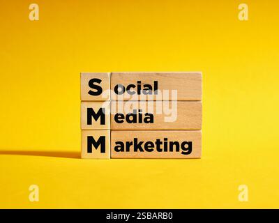 Cubes en bois avec l'acronyme SMM social media marketing. Business, technologie et concept Internet. Banque D'Images
