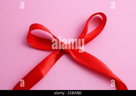Noeud fait avec ruban rouge Banque D'Images