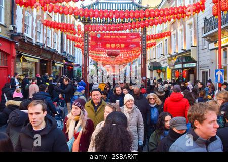 Londres, Royaume-Uni. 2 février 2025. Les foules emballent Chinatown pour le nouvel an chinois. Cette année est l'année du serpent. Crédit : Vuk Valcic/Alamy Live News Banque D'Images