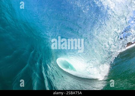 Ocean Wave natation de l'eau photographie à l'intérieur de la confrontation de la puissance d'écrasement creuse bleue de la nature. Banque D'Images
