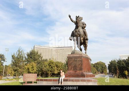 Tachkent, Ouzbékistan - 1er octobre 2024 : statue de Timur à cheval sur la place Amir timur. l'un de landmark Banque D'Images