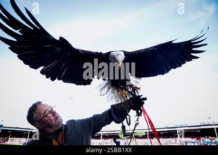 Deventer, pays-Bas. 02 février 2025. DEVENTER, PAYS-BAS - 2 FÉVRIER : mascotte Harly de Go Ahead Eagles avant le match néerlandais Eredivisie entre Go Ahead Eagles et FC Twente à de Adelaarshorst le 2 février 2025 à Deventer, pays-Bas. (Photo de Broer van den Boom/Orange Pictures) crédit : Orange pics BV/Alamy Live News Banque D'Images