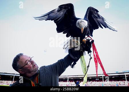 Deventer, pays-Bas. 02 février 2025. DEVENTER, PAYS-BAS - 2 FÉVRIER : mascotte Harly de Go Ahead Eagles avant le match néerlandais Eredivisie entre Go Ahead Eagles et FC Twente à de Adelaarshorst le 2 février 2025 à Deventer, pays-Bas. (Photo de Broer van den Boom/Orange Pictures) crédit : Orange pics BV/Alamy Live News Banque D'Images