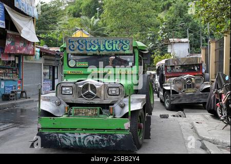 PHILIPPINES, Manille, Quezon City, Payatas, Jeepney, fourgonnettes et camions colorés sur mesure utilisés comme véhicule utilitaire public pour les transports publics, avec Mercedes Benz star de la marque automobile allemande Banque D'Images