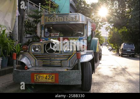 PHILIPPINES, Manille, Quezon City, Payatas, Jeepney, fourgonnettes et camions colorés sur mesure utilisés comme véhicule utilitaire public pour les transports publics, avec Mercedes Benz star de la marque automobile allemande Banque D'Images