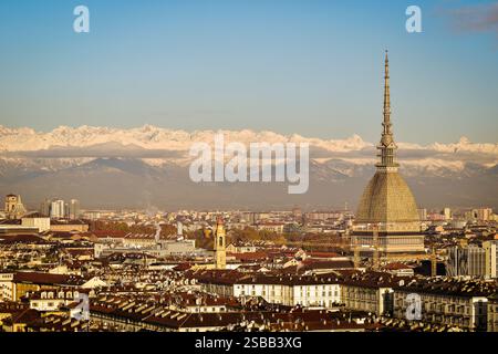 Paysage de Turin avec l'emblématique mole Antonelliana et piazza Vittorio. Banque D'Images