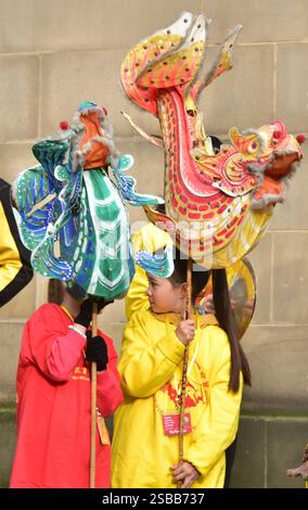 Manchester, Royaume-Uni, 2 février 2025. Jeunes participants à la parade des dragons, dans le cadre des célébrations du nouvel an chinois, au centre de Manchester, au Royaume-Uni. Aussi appelé Festival du printemps cela commence l'année du serpent dans la culture chinoise. Crédit : Terry Waller/Alamy Live News Banque D'Images