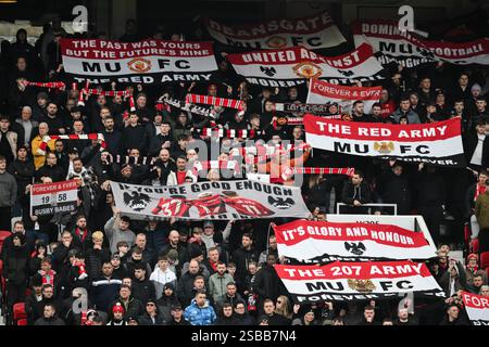 Manchester, Royaume-Uni. 02 février 2025. Les fans de Manchester United avec des drapeaux lors du match de premier League Manchester United vs Crystal Palace à Old Trafford, Manchester, Royaume-Uni, le 2 février 2025 (photo par Craig Thomas/News images) à Manchester, Royaume-Uni le 2/2/2025. (Photo de Craig Thomas/News images/SIPA USA) crédit : SIPA USA/Alamy Live News Banque D'Images