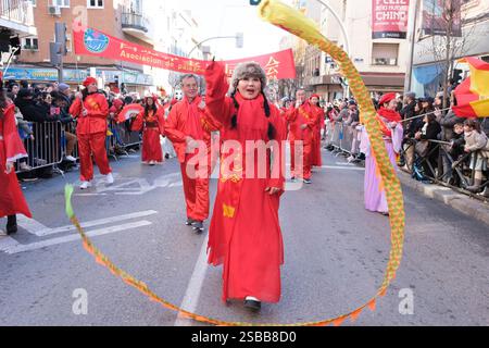 Plusieurs personnes pendant le nouvel an chinois de l'année du défilé Serpiente dans le quartier UserA, le 2 février 2025 à Madrid 2024 espagne Banque D'Images