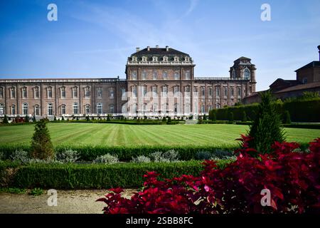 Les jardins de la Reggia de Venaria, à Venaria Reale, près de Turin, en Italie et ses bâtiments magnifiques, ont mérité l'appellation de Versailles italien Banque D'Images