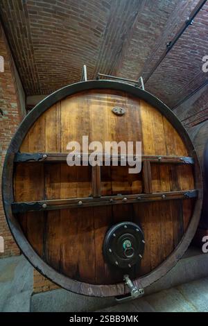 Fûts de chêne slavonien vieillissant plus de dix mille litres chacun du célèbre vin Barolo dans le Piémont, Italie. Banque D'Images