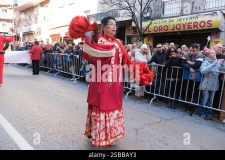 Madrid, Espagne. 02 février 2025. Plusieurs personnes pendant le nouvel an chinois de l'année du défilé Serpiente dans le quartier UserA, le 2 février 2025 à Madrid 2024 espagne (photo par Oscar Gonzalez/Sipa USA) crédit : Sipa USA/Alamy Live News Banque D'Images