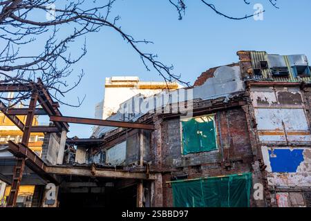 Glasgow Écosse : 8 janvier 2025 : dégâts causés par un incendie à l'ABC Glasgow Academy. Le bâtiment en décomposition présente les vestiges d'une structure autrefois vibrante dans une zone urbaine Banque D'Images