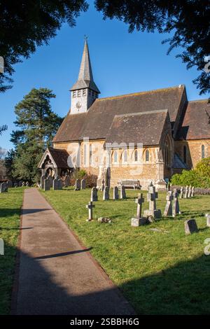 Église Saint-Pierre dans le village de Hascombe dans le Surrey Hills AONB, Angleterre, Royaume-Uni, vue extérieure du bâtiment classé de grade II* du milieu du XIXe siècle Banque D'Images