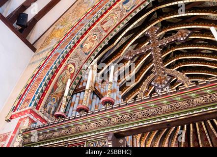 Église Saint-Pierre dans le village de Hascombe dans le Surrey Hills AONB, Angleterre, Royaume-Uni. Vue intérieure décorée Banque D'Images