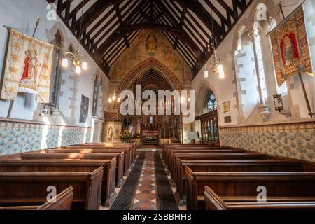 Église Saint-Pierre dans le village de Hascombe dans le Surrey Hills AONB, Angleterre, Royaume-Uni. Vue intérieure de la nef Banque D'Images