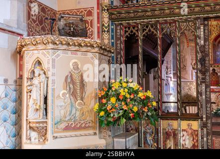 Église Saint-Pierre dans le village de Hascombe dans le Surrey Hills AONB, Angleterre, Royaume-Uni. Vue intérieure ou les décorations ornées avec la chaire Banque D'Images