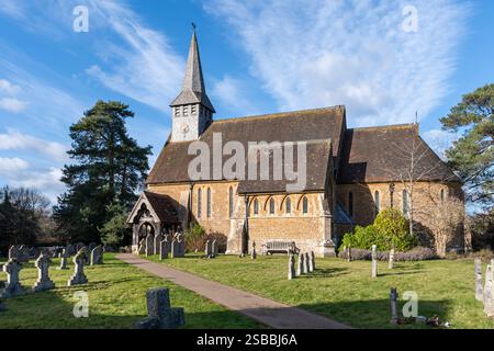 Église Saint-Pierre dans le village de Hascombe dans le Surrey Hills AONB, Angleterre, Royaume-Uni, vue extérieure du bâtiment classé de grade II* du milieu du XIXe siècle Banque D'Images