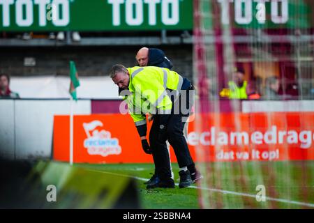 Rotterdam, pays-Bas. 2 février 2025. Rotterdam - objets jetés sur le terrain par les supporters du FC Groningen depuis la tribune, enlevés par les stewards lors de la vingt et unième manche de compétition de la saison Eredivisie 2024/2025. Le match se déroule entre le Sparta Rotterdam et le FC Groningen au Het Kasteel le 2 février 2025 à Rotterdam, aux pays-Bas. (VK Sportphoto/Danny de Groot) crédit : Parallax Pictures/Alamy Live News Banque D'Images