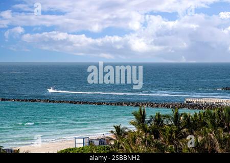 Petit bateau de pêche partant en mer depuis Miami Beach, Floride Banque D'Images