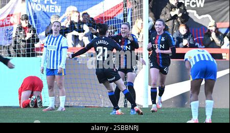 Crawley , Royaume-Uni 2 février 2025 - mon Cato de Crystal Palace célèbre après avoir marqué leur premier but pour égaliser en seconde mi-temps lors du match de football de Super League féminin entre Brighton & Hove Albion et Crystal Palace au Broadfield Stadium , Crawley , Royaume-Uni : crédit Simon Dack /TPI/ Alamy Live News Banque D'Images