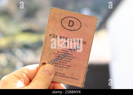 Un ancien permis de conduire allemand avec l'inscription « permis de conduire » et « invalide » Banque D'Images
