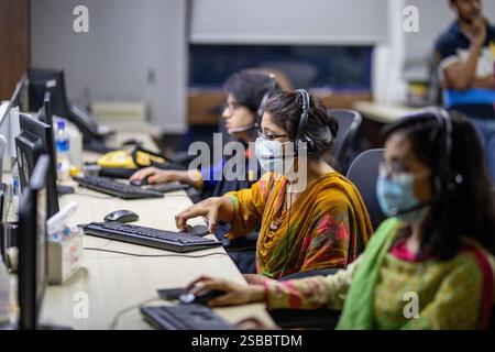 Des médecins bangladais offrent des consultations médicales à distance aux patients atteints de COVID-19 via un centre de télésanté, garantissant ainsi l’accès aux soins de santé pour les personnes touchées Banque D'Images