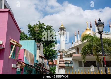 Singapour, Singapour - 15 novembre 2023 : Mosquée du sultan et maisons colorées dans le quartier arabe Banque D'Images