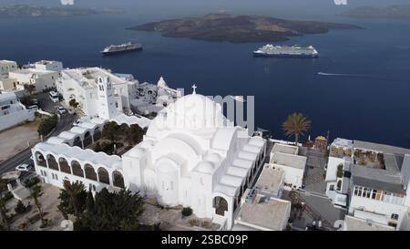 Île de Santorin, vue aérienne de l'église Ipapantis à Fira capitale, mer Égée, Cyclades, Grèce Banque D'Images