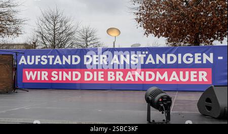 02 . 02 . 2025, Berlin / Mitte : Demonstration auf dem Platz der Republik vor dem Reichstagsgebäude. Devise : Aufstand der Anständigen - Wir sind die Brandmauer . *** 02 02 2025 , Berlin Mitte démonstration sur Platz der Republik devant le slogan du bâtiment Reichstag soulèvement de la décente nous sommes le pare-feu Banque D'Images