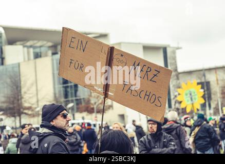 02 . 02 . 2025, Berlin / Mitte : Demonstration auf dem Platz der Republik vor dem Reichstagsgebäude. Devise : Aufstand der Anständigen - Wir sind die Brandmauer . Plakat : Ein Merz für Faschos . *** 02 02 2025 , Berlin Mitte manifestation sur Platz der Republik devant le Reichstag slogan du bâtiment soulèvement de la décence nous sommes le pare-feu affiche Un Merz pour les fascistes Banque D'Images
