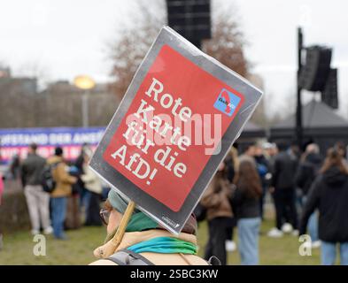 02 . 02 . 2025, Berlin / Mitte : Demonstration auf dem Platz der Republik vor dem Reichstagsgebäude. Devise : Aufstand der Anständigen - Wir sind die Brandmauer . Plakat : Rote Karte für die AFD *** 02 02 2025 , Berlin Mitte démonstration sur Platz der Republik devant le Reichstag slogan soulèvement de la décente nous sommes le pare-feu affiche carton rouge pour l'AFD Banque D'Images
