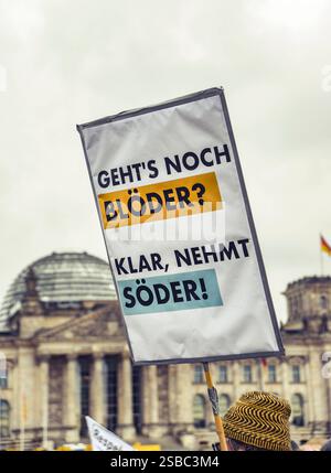 02 . 02 . 2025, Berlin / Mitte : Demonstration auf dem Platz der Republik vor dem Reichstagsgebäude. Devise : Aufstand der Anständigen - Wir sind die Brandmauer . Plakat : geht s noch blöder Klar, nehmt Söder *** 02 02 2025 , Berlin Mitte démonstration sur Platz der Republik devant le Reichstag slogan du bâtiment soulèvement des décents nous sommes le pare-feu affiche peut-il obtenir n'importe quel stupider Banque D'Images