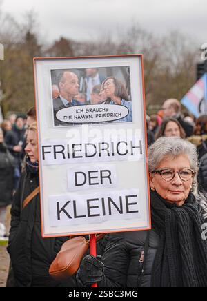 02 . 02 . 2025, Berlin / Mitte : Demonstration auf dem Platz der Republik vor dem Reichstagsgebäude. Devise : Aufstand der Anständigen - Wir sind die Brandmauer . Plakat : Friedrich der Kleine . *** 02 02 2025 , Berlin Mitte démonstration sur Platz der Republik devant le Reichstag slogan de construction soulèvement de la décente nous sommes le pare-feu affiche Friedrich le jeune Banque D'Images