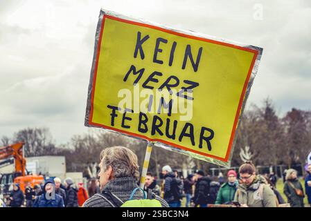 02 . 02 . 2025, Berlin / Mitte : Demonstration auf dem Platz der Republik vor dem Reichstagsgebäude. Devise : Aufstand der Anständigen - Wir sind die Brandmauer . Plakat : Kein Merz im Februar . *** 02 02 2025 , Berlin Mitte démonstration sur Platz der Republik devant le slogan du bâtiment Reichstag soulèvement de la décence nous sommes le pare-feu affiche No Merz en février Banque D'Images