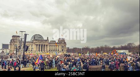 02 . 02 . 2025, Berlin / Mitte : Demonstration auf dem Platz der Republik vor dem Reichstagsgebäude. Devise : Aufstand der Anständigen - Wir sind die Brandmauer . *** 02 02 2025 , Berlin Mitte démonstration sur Platz der Republik devant le slogan du bâtiment Reichstag soulèvement de la décente nous sommes le pare-feu Banque D'Images