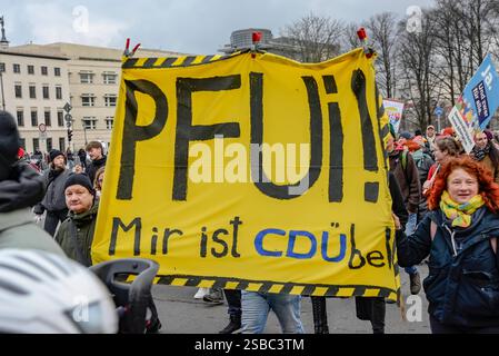 02 . 02 . 2025, Berlin / Mitte : Demonstration auf dem Platz der Republik vor dem Reichstagsgebäude. Devise : Aufstand der Anständigen - Wir sind die Brandmauer . Plakat : PFUI Mir ist CDÜbel . *** 02 02 2025 , Berlin Mitte démonstration sur Platz der Republik devant le Reichstag slogan de construction soulèvement de la décente nous sommes le pare-feu affiche PFUI Im CD Sick Banque D'Images