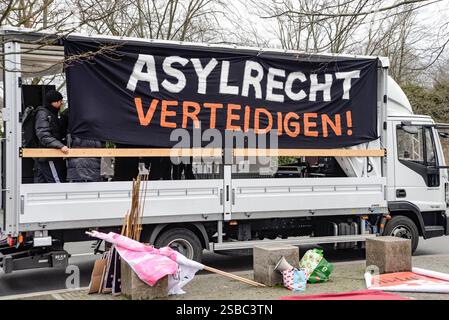 02 . 02 . 2025, Berlin / Mitte : Demonstration auf dem Platz der Republik vor dem Reichstagsgebäude. Devise : Aufstand der Anständigen - Wir sind die Brandmauer . Plakat : Asylrecht verteidigen *** 02 02 2025 , Berlin Mitte manifestation sur Platz der Republik devant le Reichstag slogan soulèvement de la décence nous sommes le pare-feu affiche défendre le droit d'asile Banque D'Images