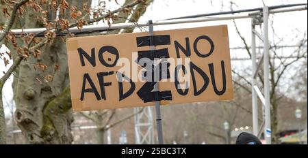 02 . 02 . 2025, Berlin / Mitte : Demonstration auf dem Platz der Republik vor dem Reichstagsgebäude. Devise : Aufstand der Anständigen - Wir sind die Brandmauer . PLAKAT : PAS D'AFD PAS DE CDU . *** 02 02 2025 , Berlin Mitte démonstration sur Platz der Republik devant le Reichstag slogan du bâtiment soulèvement de la décence nous sommes le pare-feu affiche NO AFD NO CDU Banque D'Images