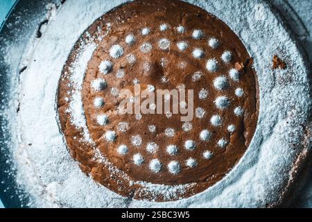 Fond avec texture de tarte. Tarte maison saupoudrée de sucre en poudre gros plan, vue de dessus. Photo de haute qualité Banque D'Images