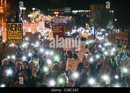 Berlin, Allemagne. 02 février 2025. Les participants brandissent des lumières et des panneaux dans la rue devant le siège du parti CDU lors d'une manifestation sous le slogan "soulèvement des décents - démonstration pour le pare-feu". Mercredi, le Bundestag, avec le soutien de l'AFD, a approuvé une motion de la CDU/CSU visant à rejeter les demandeurs d'asile aux frontières de l'Allemagne. Crédit : Sebastian Christoph Gollnow/dpa/Alamy Live News Banque D'Images