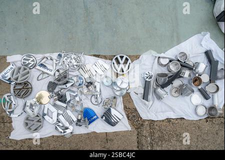 Hunedoara, Roumanie - 25 janvier 2025 : foule de gens et divers objets, jouets, outils et appareils électroniques à un marché aux puces. Banque D'Images
