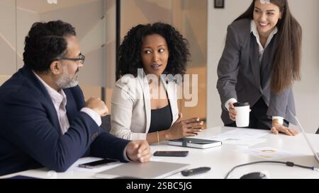 La différence a passé par une réunion d'équipe d'affaires diversifiée pour un brainstorming Banque D'Images