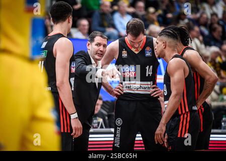Ty Harrelson (ratiopharm Ulm, entraîneur-chef) mit Isaiah Roby (ratiopharm Ulm, #15), Philipp Herkenhoff (ratiopharm Ulm, #14), Alfonso Plummer (ratiopharm Ulm, #09), verdeckt Nelson Weidemann (ratiopharm Ulm, #00) / - Auszeit / GER, MHP Riesen Ludwigsburg - ratiopharm Ulm, easycredit BBL, Bundesliga, 19. Spieltag, Spielzeit 2024/2025, 02.02.2025 Foto : Eibner/Sandy Dinkelacker Banque D'Images